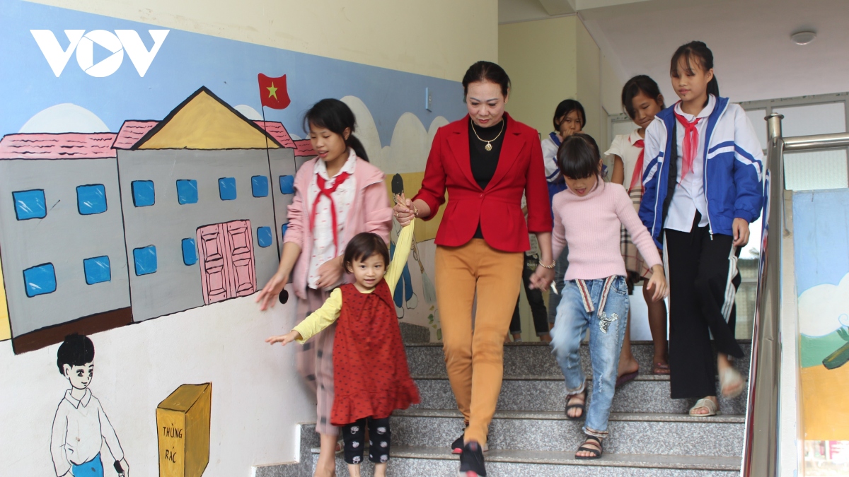 Cô giáo bản Dao nuôi 4 trẻ không nơi nương tựa